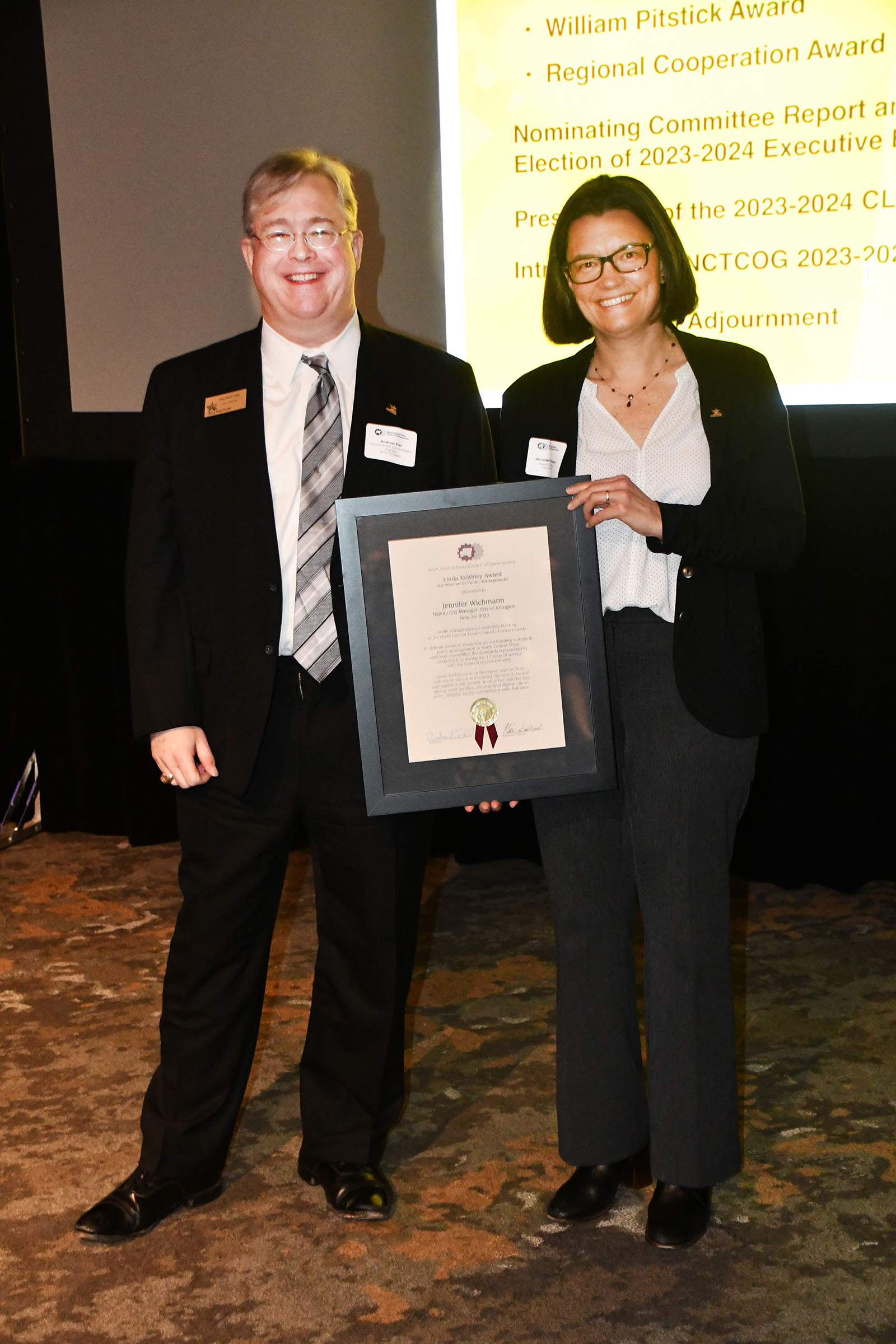 Jennifer Wichmann, Deputy City Manager of Arlington, receives the Linda Keithley Award